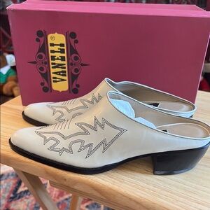 Vanelli white mules western style backless with black stitching size 6 nwt